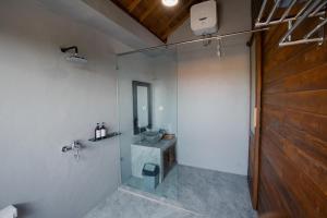 La salle de bains est pourvue d'un lavabo et d'un miroir. dans l'établissement The Akasea Villa Bali, à Ungasan