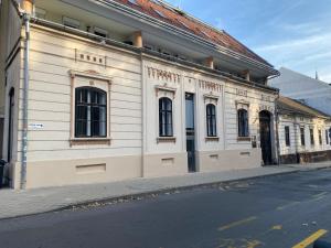 un edificio blanco al lado de una calle en Z8 Prémium Apartman, en Kaposvár