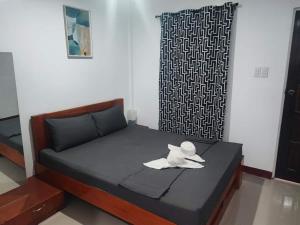 Una cama o camas en una habitación de Bonsai Jacuzzi Suites