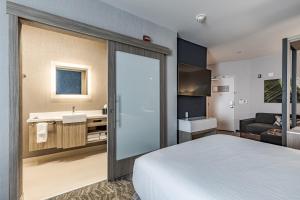 A bed or beds in a room at SpringHill Suites by Marriott Fort Wayne Southwest