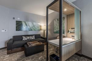 A bed or beds in a room at SpringHill Suites by Marriott Fort Wayne Southwest