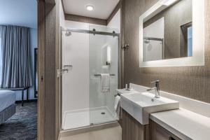 A bathroom at SpringHill Suites by Marriott Fort Wayne Southwest