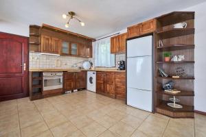 Una cocina o kitchenette en Super Cozy Villa with a Sea View and A Fireplace