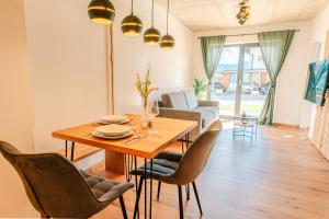 Un lugar para sentarse en Höhenweg Appartement & Ferienwohnung