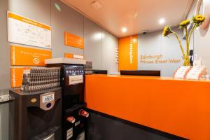 easyHotel Edinburgh tesisinde mutfak veya mini mutfak