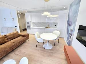 - un salon avec un canapé, une table et des chaises dans l'établissement VIP Apartament Kopisto CENTRUM, à Rzeszów