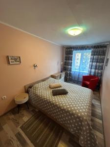 A bed or beds in a room at Spacious & cozy apartment, free parking, contact-free entrance