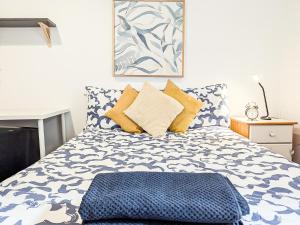 una camera con letto blu e bianco con cuscini di Central Southsea Guest House a Portsmouth