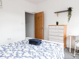 una camera da letto con un letto con uno zaino sopra di Central Southsea Guest House a Portsmouth