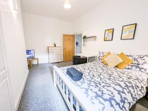 una camera con letto, scrivania e TV di Central Southsea Guest House a Portsmouth