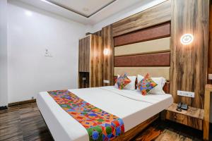 Giường trong phòng chung tại FabHotel Sai Plaza Executive - Chatrapati Sambhaji