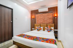 Giường trong phòng chung tại FabHotel Sai Plaza Executive - Chatrapati Sambhaji