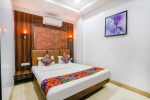 Giường trong phòng chung tại FabHotel Sai Plaza Executive - Chatrapati Sambhaji