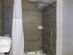 O baie la Quality Inn & Suites Hammond Near I-8090