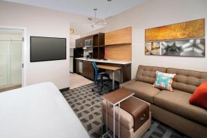 ครัวหรือมุมครัวของ TownePlace Suites by Marriott Alexandria Fort Belvoir