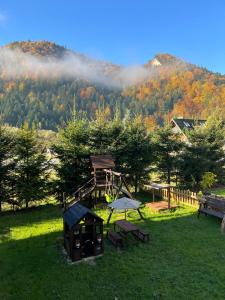 un parque con parque infantil en el césped en Willa FOLK Pieniny, en Szczawnica