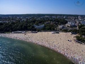 una vista aerea di una spiaggia con una folla di persone di Błękitny Żagiel a Gdynia