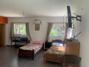 - une chambre avec 2 lits et une télévision dans l'établissement Loft Keler, à Córdoba