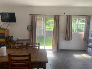 une salle à manger avec une table, des chaises et une télévision dans l'établissement Loft Keler, à Córdoba