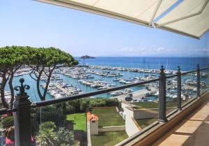 uma vista para uma marina a partir de uma varanda em Cala del Porto Punta Ala em Punta Ala