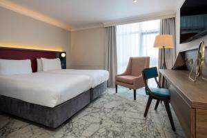 een hotelkamer met een bed, een bureau en een stoel bij London Croydon Aerodrome Hotel, BW Signature Collection in Croydon