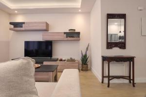 a living room with a couch and a television at Apartamento NUEVO en el centro de LEON in León