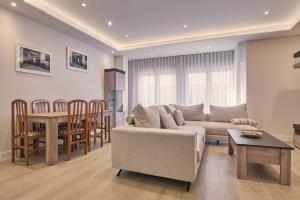 a living room with a couch and a table at Apartamento NUEVO en el centro de LEON in León