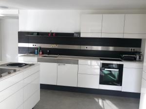 Dapur atau dapur kecil di Outstanding 9 Bedroom Villa with Pool in Munich