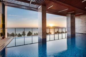 una piscina con vistas al océano en Vesna Hotel Nha Trang, en Nha Trang