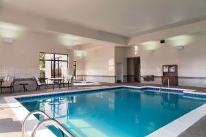 ein Pool mit blauem Wasser in einem Hotel in der Unterkunft Hampton Inn Ft Wayne in Fort Wayne