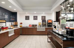 ein Café mit einer Theke in der Mitte in der Unterkunft Hampton Inn Ft Wayne in Fort Wayne