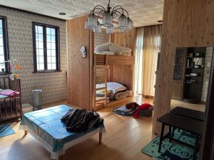 Una cama o camas en una habitación de 猫と泊まれる宿にゃんstay