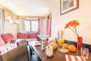 sala de estar con mesa y sofá en Résidence Saskia Falaise - Avoriaz, en Avoriaz