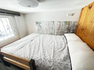 A bed or beds in a room at Apartamento amoblado en el centro de Madrid