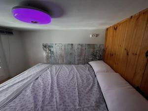 A bed or beds in a room at Apartamento amoblado en el centro de Madrid