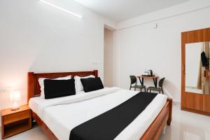 Tempat tidur dalam kamar di Super Collection O K R Puram Manyata