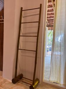 een houten ladder tegen een muur naast een deur bij Palm Breeze Suites in Palolem