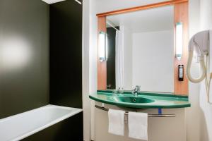 A bathroom at B&B HOTEL Mons Gare