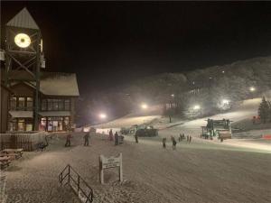 3BR Ski Resort Townhome-Sleeps 7 om vinteren