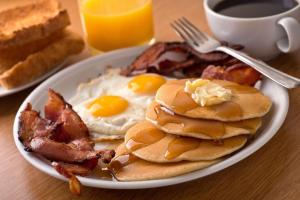 - un plateau de petit-déjeuner composé d'œufs et de bacon dans l'établissement Hilton Chicago O'Hare Airport, à Rosemont