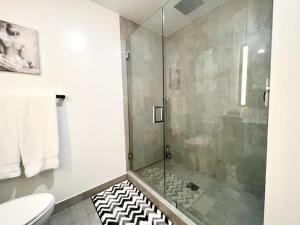 Vannas istaba naktsmītnē 2BR, 2 Baths Lux Downtown Apt Heart of Austin with Amazing Views, Pool, & Gym