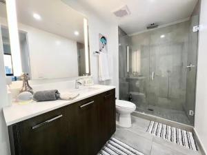 Vannas istaba naktsmītnē 2BR, 2 Baths Lux Downtown Apt Heart of Austin with Amazing Views, Pool, & Gym