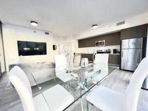 Virtuve vai virtuves zona naktsmītnē 2BR, 2 Baths Lux Downtown Apt Heart of Austin with Amazing Views, Pool, & Gym