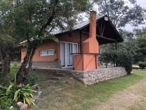 巴克罗斯Casitas de Campo Wara kusi en las afueras de la ciudad de Salta的一座石墙小房子