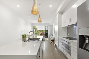 Nhà bếp/bếp nhỏ tại Burleigh Heads Beach Residences