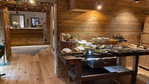 una cocina con una mesa con comida. en Hotel Almhof, en San Candido