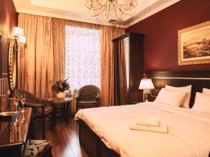 une chambre d'hôtel avec un lit et une fenêtre dans l'établissement Nordian Classic in Kyiv, à Kiev