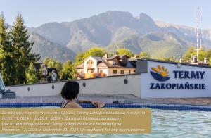 Eine Frau, die am Pool sitzt in der Unterkunft Hotel Aquarion Family & Friends - Destigo Hotels in Zakopane