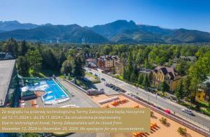 eine Luftansicht auf eine Stadt mit Pool und Berge in der Unterkunft Hotel Aquarion Family & Friends - Destigo Hotels in Zakopane