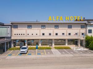 un'auto parcheggiata in un parcheggio di fronte a un hotel di Alfa Fiera Hotel a Vicenza